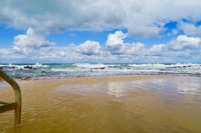 海と一体化した露天風呂【AdobeStock】