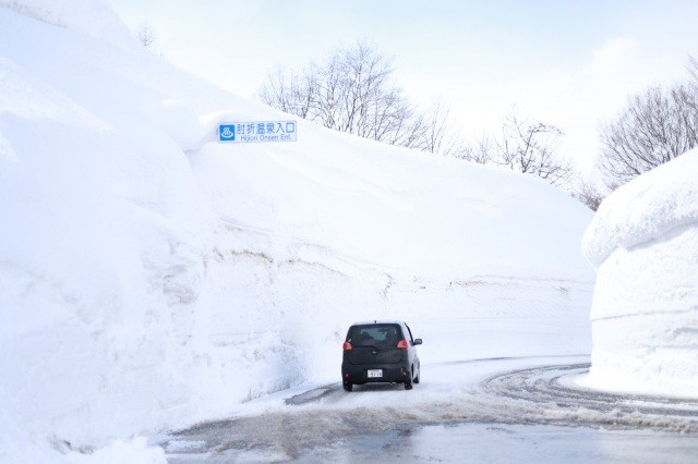 道路の雪の壁