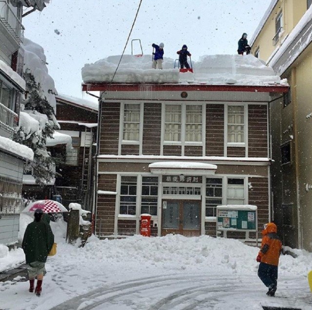 温泉街の雪下ろし作業